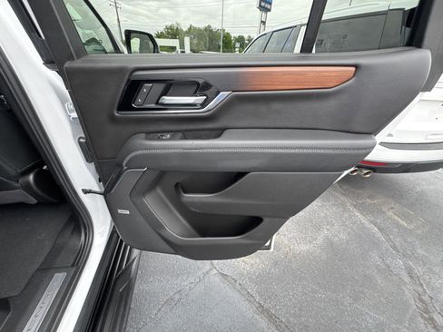 Used 2025 GMC Yukon Denali AWD/4WD image 17