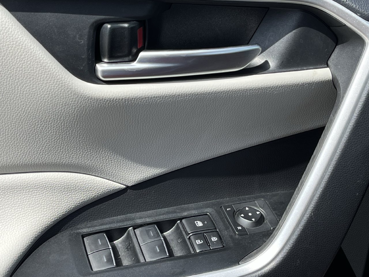 Used 2025 Toyota RAV4 XLE Premium FWD image 21
