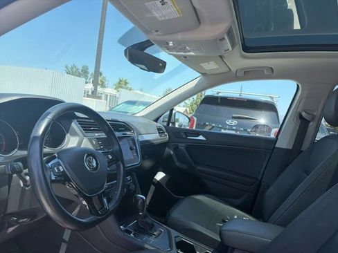 Used 2019 Volkswagen Tiguan SE w/ Panoramic Sunroof Package FWD image 3