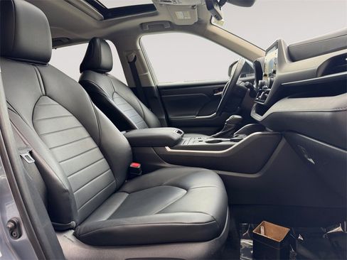 Used 2021 Toyota Highlander XLE image 15