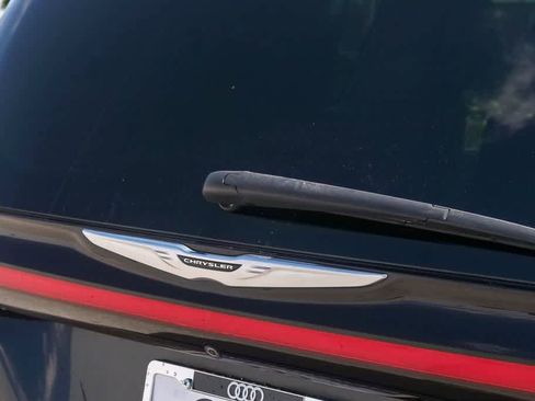 Used 2022 Chrysler Pacifica Touring-L FWD image 11