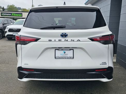 Used 2024 Toyota Sienna XSE AWD/4WD image 4