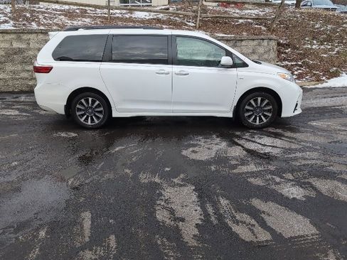Used 2019 Toyota Sienna LE image 2