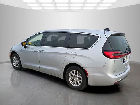 Used 2024 Chrysler Pacifica Touring-L image 5