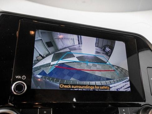 Used 2024 Toyota Highlander XLE FWD image 24