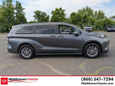 Certified 2025 Toyota Sienna LE AWD/4WD image 2