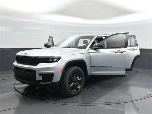 New 2025 Jeep Grand Cherokee L Altitude image 45