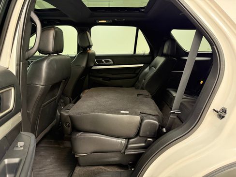 Used 2017 Ford Explorer XLT w/ Equipment Group 202A AWD/4WD image 19