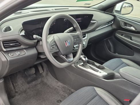 Certified 2025 Buick Envista Preferred w/ Advanced Safety Package FWD image 9