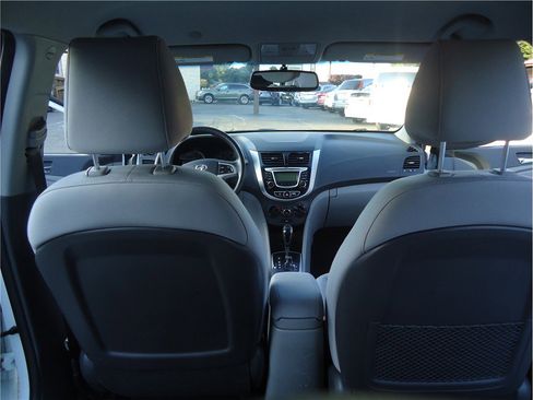 Used 2013 Hyundai Accent SE FWD image 18