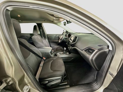 Used 2021 Jeep Cherokee Latitude FWD image 31
