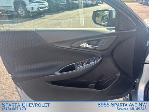 Used 2017 Chevrolet Malibu LT FWD image 9