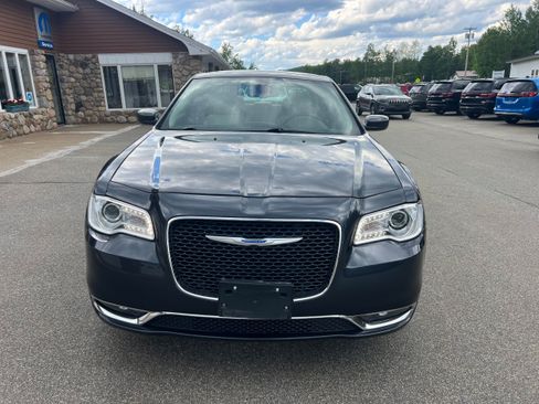 Used 2019 Chrysler 300 Touring L w/ Quick Order Package 22F AWD/4WD image 2