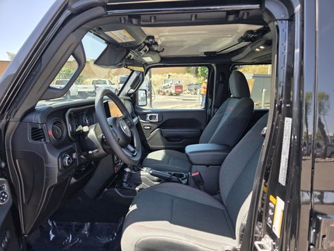 Certified 2026 Jeep Wrangler Unlimited Rubicon AWD/4WD image 12
