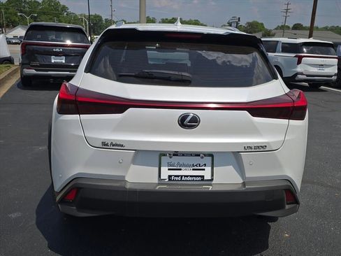 Used 2019 Lexus UX 200 w/ Premium Package FWD image 4