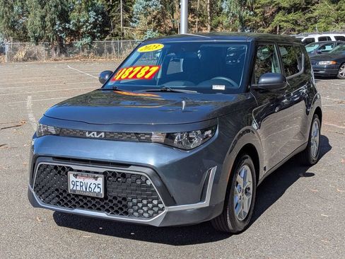 Used 2023 Kia Soul LX w/ Option Group 015 FWD image 2