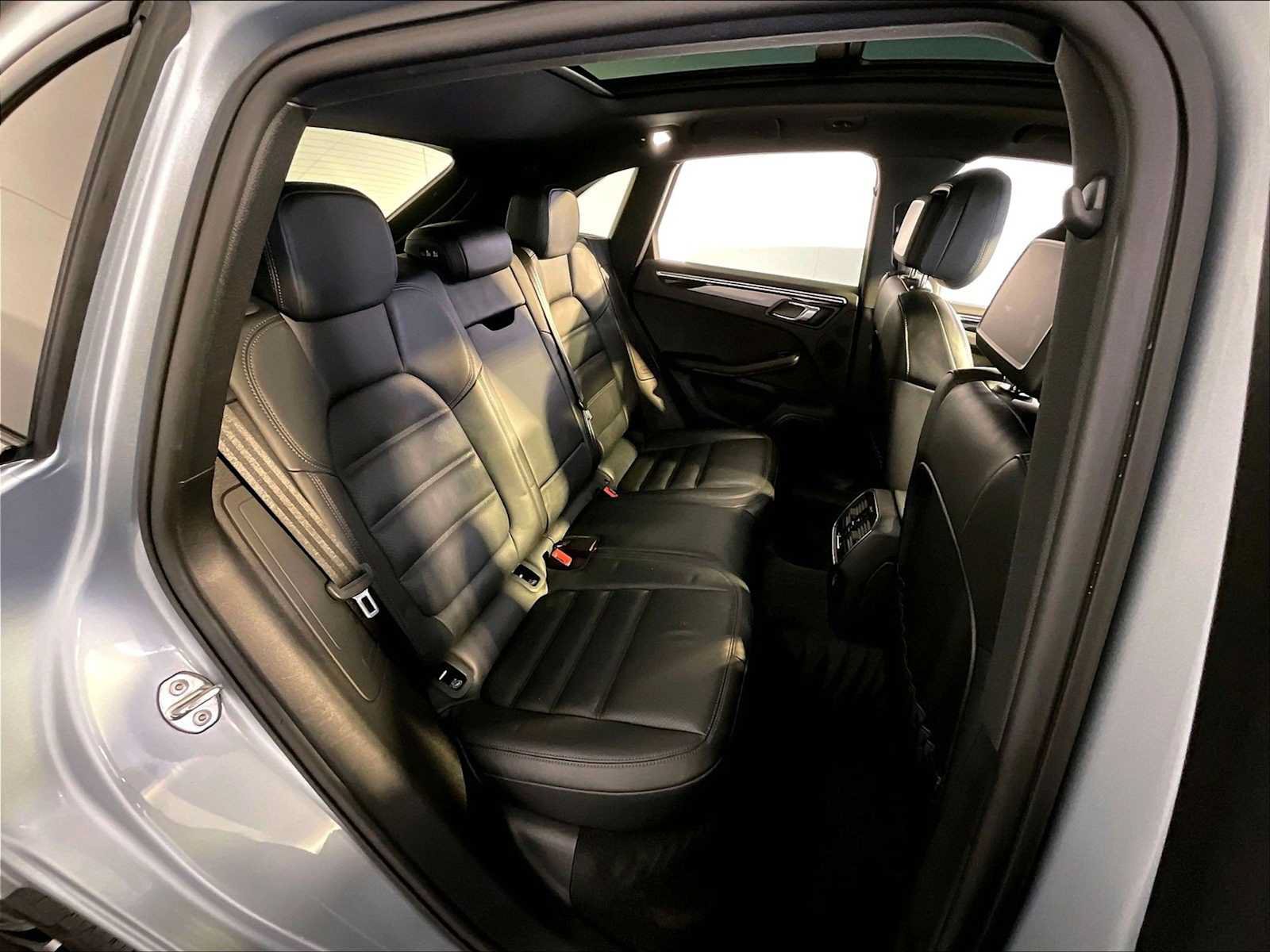 Certified 2023 Porsche Macan AWD/4WD image 23