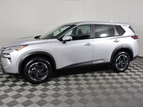 Used 2025 Nissan Rogue SV image 9