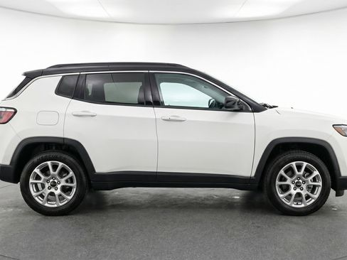 Used 2025 Jeep Compass Limited image 11
