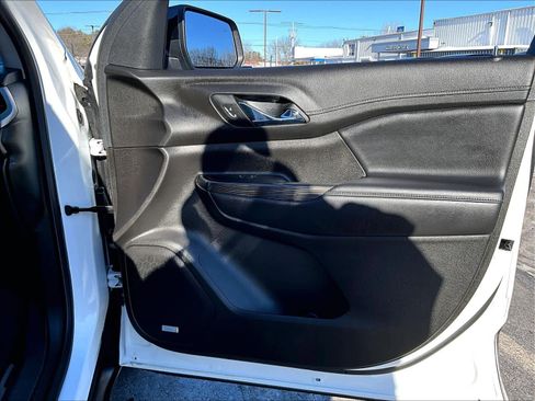 Used 2023 GMC Acadia SLT w/ Elevation Edition image 12