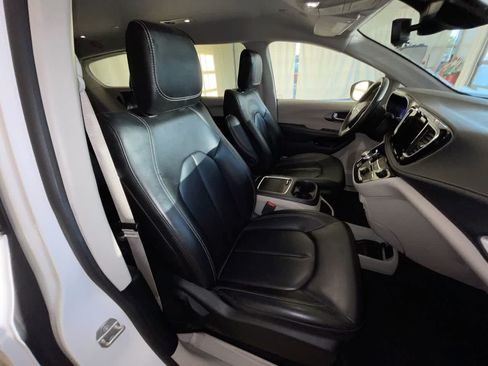 Used 2023 Chrysler Pacifica Touring-L FWD image 24