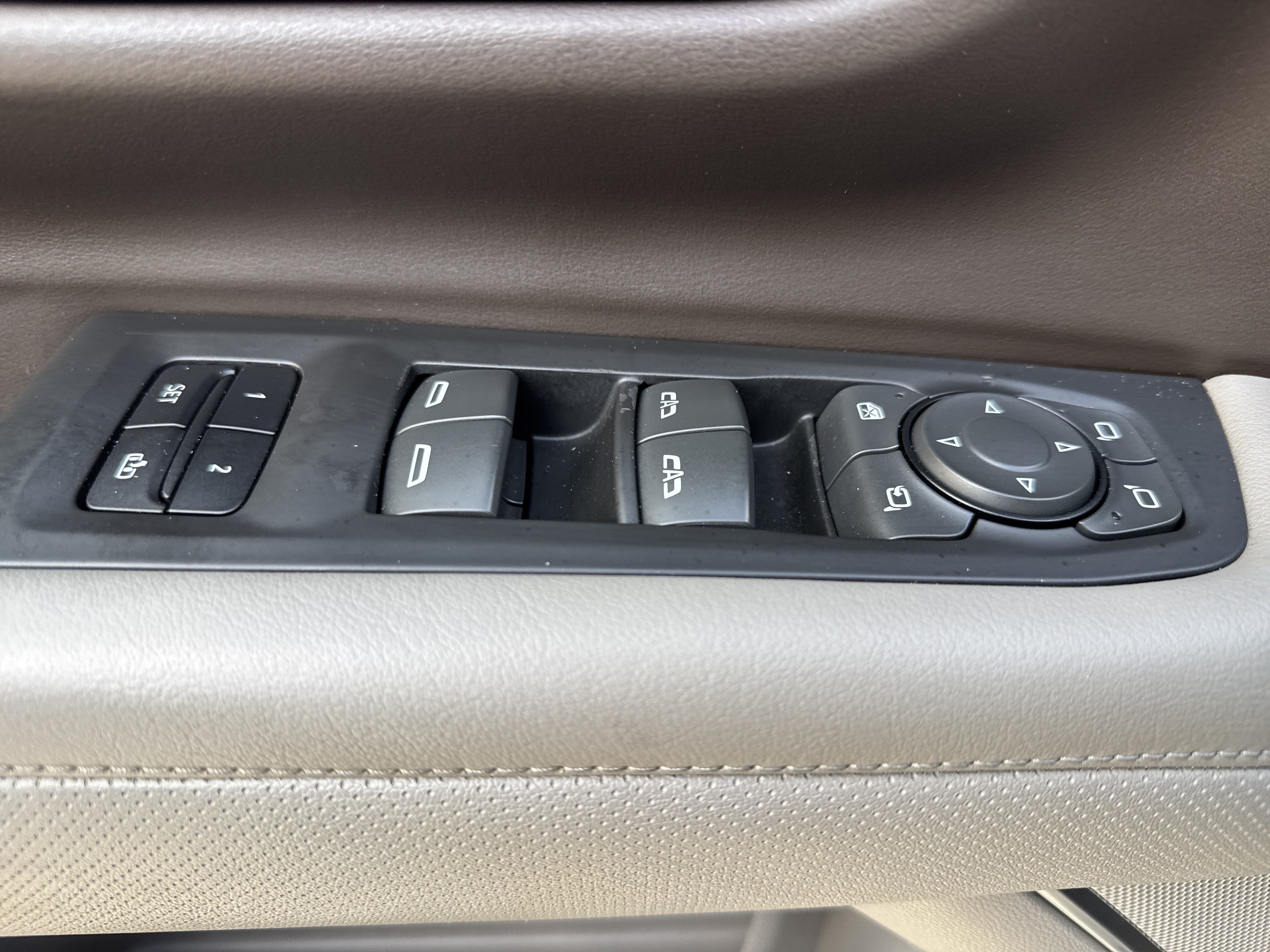 Used 2022 GMC Yukon SLT w/ SLT Premium Package AWD/4WD image 15