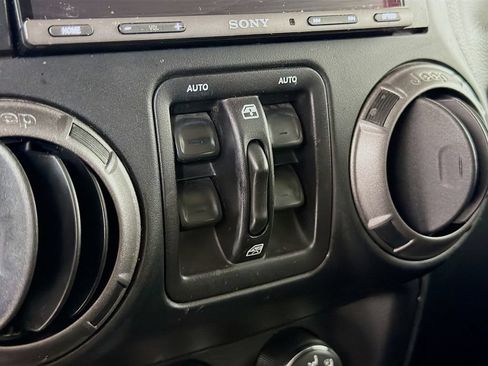 Used 2018 Jeep Wrangler Unlimited Sport S AWD/4WD image 19