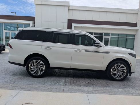 Certified 2025 Lincoln Navigator Reserve AWD/4WD image 3