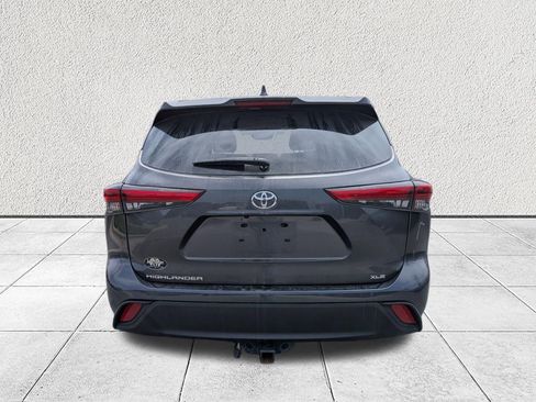 Used 2021 Toyota Highlander XLE FWD image 4