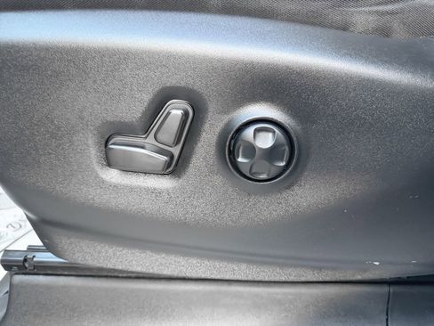 Used 2023 Chrysler Voyager LX image 26