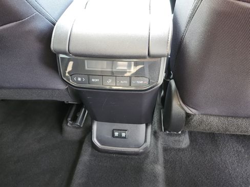 Used 2021 Toyota Highlander LE AWD/4WD image 14