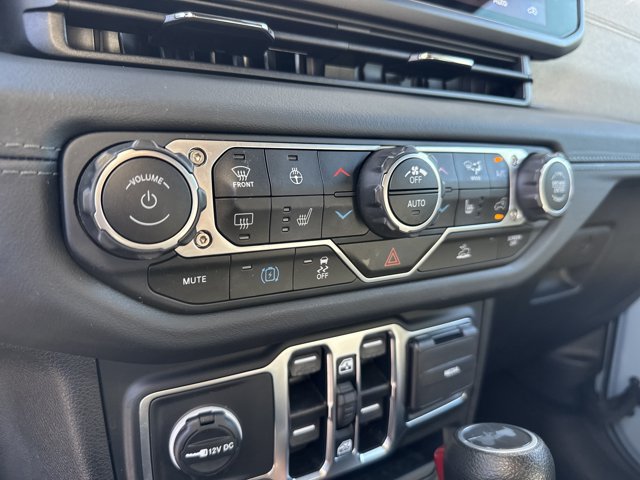 Used 2024 Jeep Wrangler Unlimited Sahara AWD/4WD image 32
