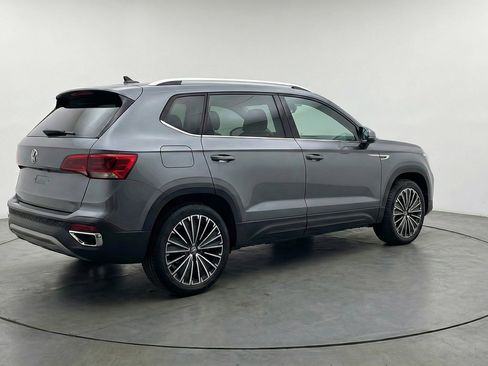 Used 2025 Volkswagen Taos SE image 9