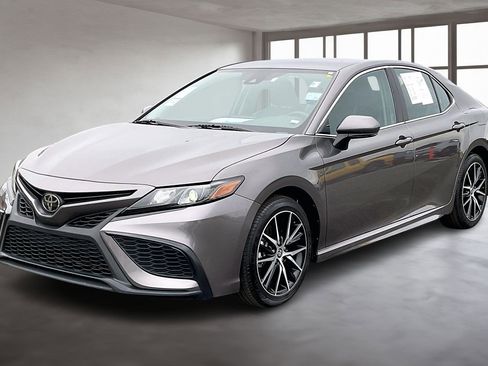 Used 2024 Toyota Camry SE image 3