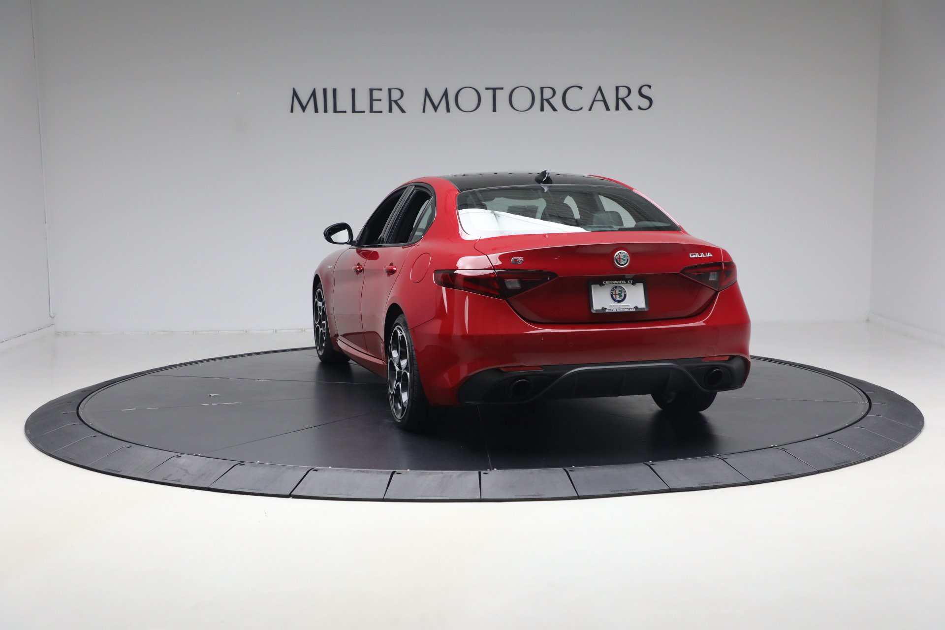 Used 2023 Alfa Romeo Giulia Veloce AWD/4WD image 5