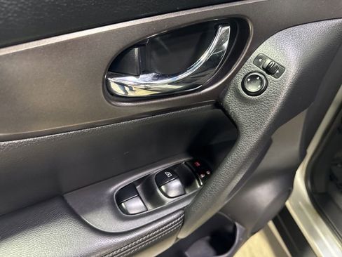 Used 2015 Nissan Rogue SV w/ SV Premium Package FWD image 26