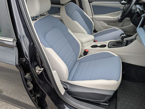 Used 2025 Volkswagen Jetta SE w/ Sunroof Package FWD image 20