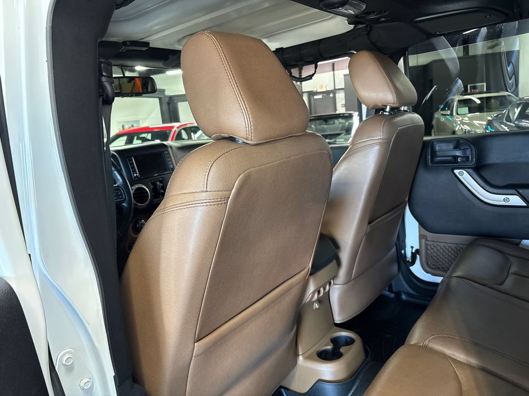 Used 2015 Jeep Wrangler Unlimited Sahara w/ Connectivity Group AWD/4WD image 44