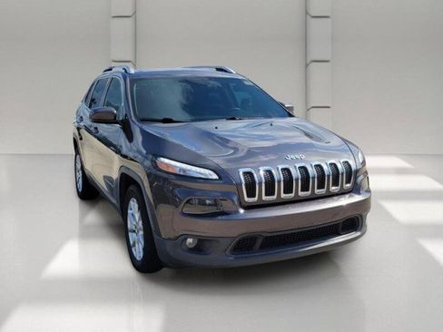 Used 2017 Jeep Cherokee Latitude w/ Comfort/Convenience Group FWD image 3