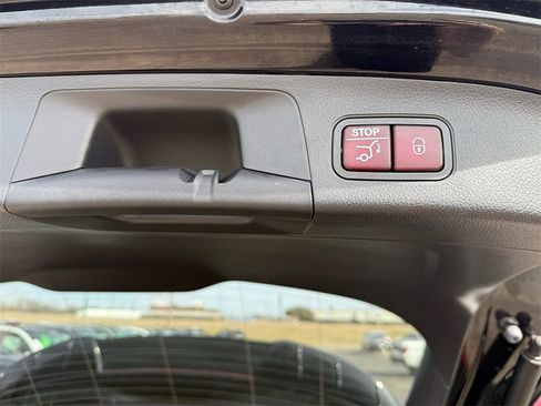 Used 2025 Mercedes-Benz GLA 250 image 11