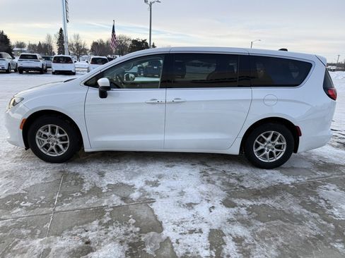 Used 2023 Chrysler Voyager LX image 5