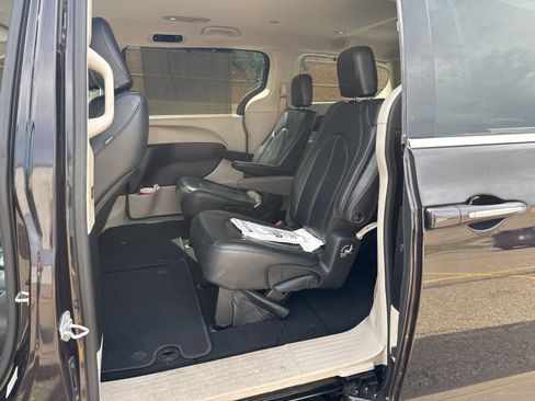 Used 2017 Chrysler Pacifica Touring-L FWD image 4