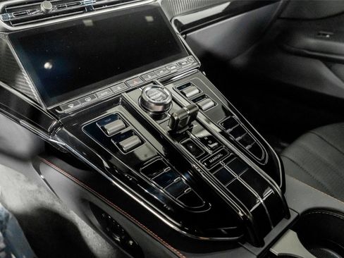 Used 2025 Aston Martin V8 Vantage Coupe RWD image 31