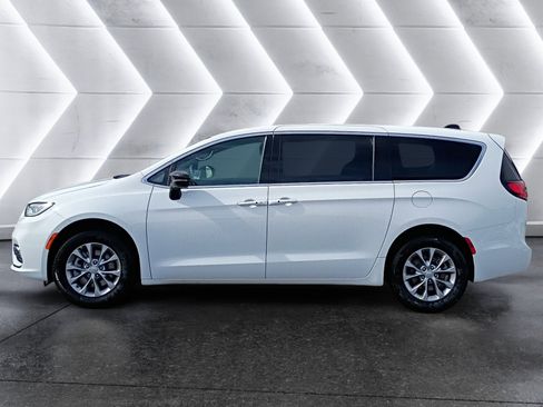 New 2026 Chrysler Pacifica Select image 3