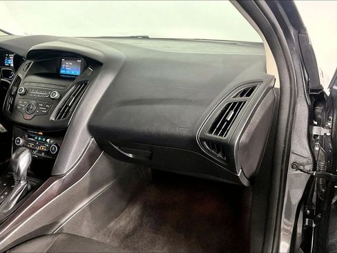 Used 2018 Ford Focus SE w/ SE Appearance Package FWD image 16