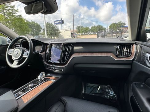 Certified 2023 Volvo XC60 B5 Ultimate w/ Climate Package image 12