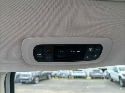 Used 2023 Chrysler Pacifica Touring-L FWD image 21