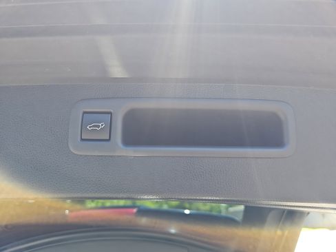 Used 2020 Toyota Highlander LE FWD image 14