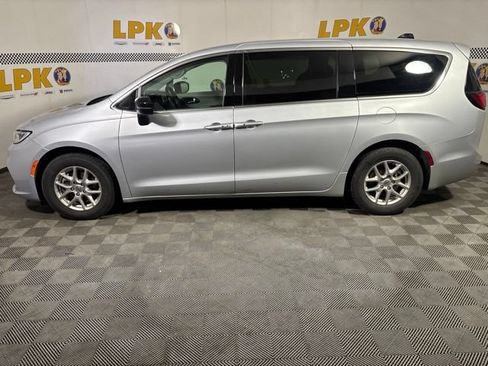 Used 2024 Chrysler Pacifica Touring-L FWD image 6