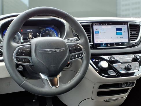 Used 2024 Chrysler Pacifica Touring-L FWD image 3